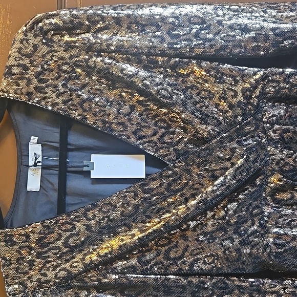 ASTR-Sequin blk/ gold animal print V neck short dress Sz S NWT. - Picture 2 of 10